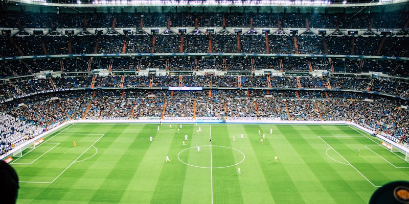 英超VAR视频助理裁判在操作间内查看比赛回放